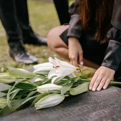 Ile dni od śmierci do pogrzebu? Poznaj ważne informacje i terminy