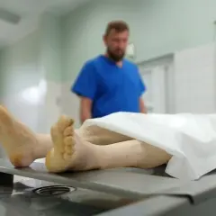 Co się dzieje z ciałem po pogrzebie? Niezwykłe etapy rozkładu