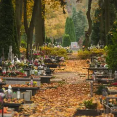 Jak znaleźć grób na cmentarzu? Sprawdzone sposoby na łatwe poszukiwania