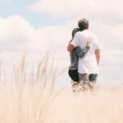 Para, obejmująca syna, wspiera go w żałobie po ojcu.