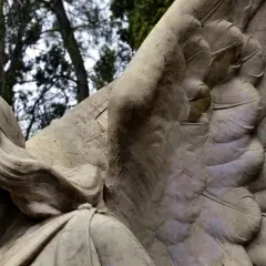 Kamienna anielica pochyla głowę, jej skrzydło otacza jakby w geście pocieszenia. Moje kondolencje.