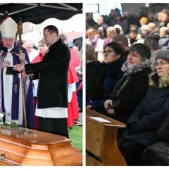 Duchowni przy trumnie i żałobnicy w kościele.