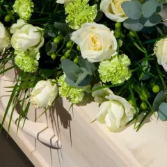 Ile powinny leżeć kwiaty po pogrzebie? Zaskakujące tradycje i zasady