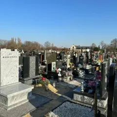 Cmentarz z nagrobkami. Zastanawiasz się, ile kosztuje piwnica na cmentarzu? Wiele zależy od materiału i wielkości.