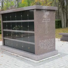 Mauzoleum z wieloma niszami, gdzie można umieścić urnę. Na bocznej ścianie wyryty krzyż i cytat z Biblii.