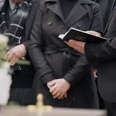 Pieniądze z OFE po śmierci męża – jak je otrzymać i uniknąć błędów