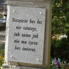 Kamienna płyta z cytatem na cmentarzu, miejsce na urny. "Szczęście bez łez nie istnieje, tak samo jak nie ma życia bez śmierci.