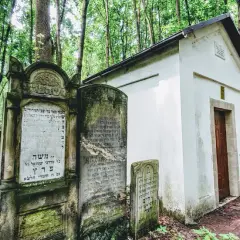 Co oznaczają kamyki na macewach? Tajemnice żydowskiej tradycji