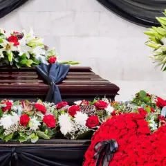 Trumna ozdobiona kwiatami, przygotowana do pogrzebu. Czas oczekiwania, ile dni po śmierci jest pogrzeb, jest różny.
