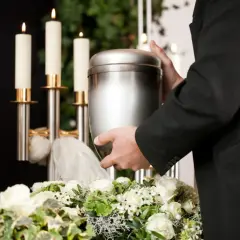 Gdzie można rozsypać prochy po kremacji? Poznaj legalne opcje w Polsce