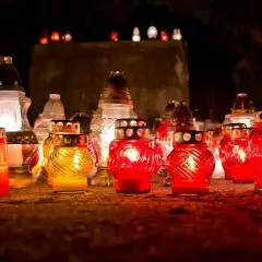 Płonące znicze na grobach. Warto pamiętać, dlaczego nie wolno palić zniczy na pogrzebie, by nie zakłócać spokoju zmarłych.