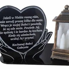 Serce z napisem "tekst na znicz dla dziadka" i znicz z trzema świecami.