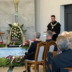 Uroczystość pogrzebu świeckiego z mową celebransa i wieńcami.