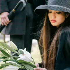 Co oznacza biała róża na pogrzebie? Symbolika, emocje i znaczenie