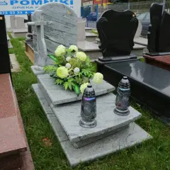 Kwiaty i znicze na kamiennej płycie grobu to sposób, jak udekorować grób bez pomnika.