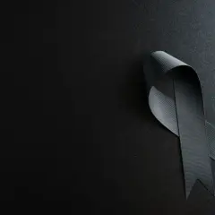 Czarna wstążka symbolizuje żałobę. Ile trwa żałoba po bracie? Czasem całe życie.