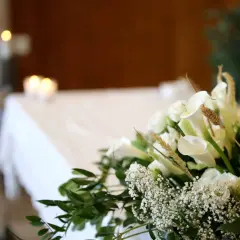 Białe lilie i róże na pogrzebie. Choć katolik na pogrzebie świadka jehowy, wszyscy łączą się w smutku.