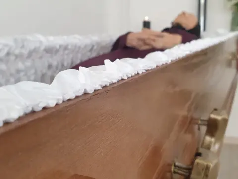 Kto ubiera zmarłego w domu - Jak godnie przygotować ciało?