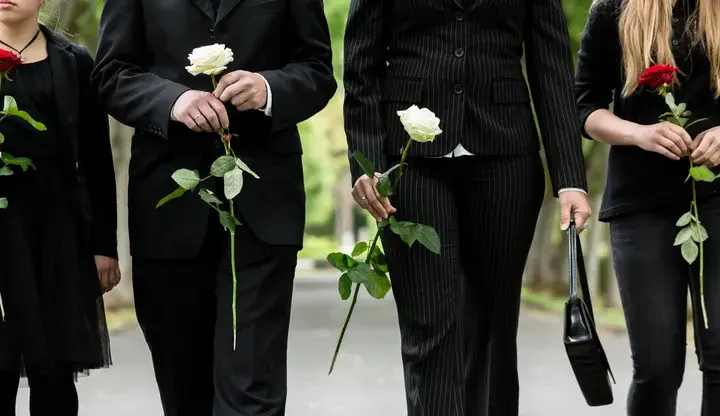 Jak ubrać dziecko na pogrzebie, aby czuło się komfortowo i szanowało?
