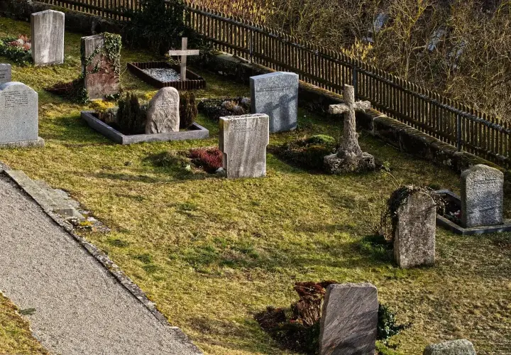 Cmentarz z nagrobkami i krzyżami. Wiele urn można pochować w takich miejscach, tworząc wieczny spokój.