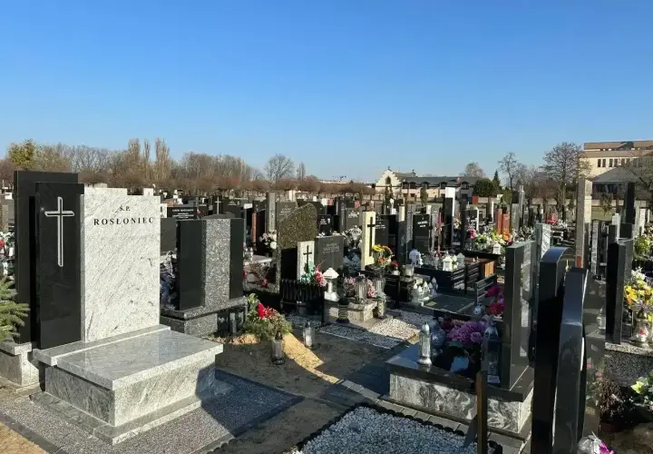 Cmentarz z nagrobkami. Zastanawiasz się, ile kosztuje piwnica na cmentarzu? Wiele zależy od materiału i wielkości.