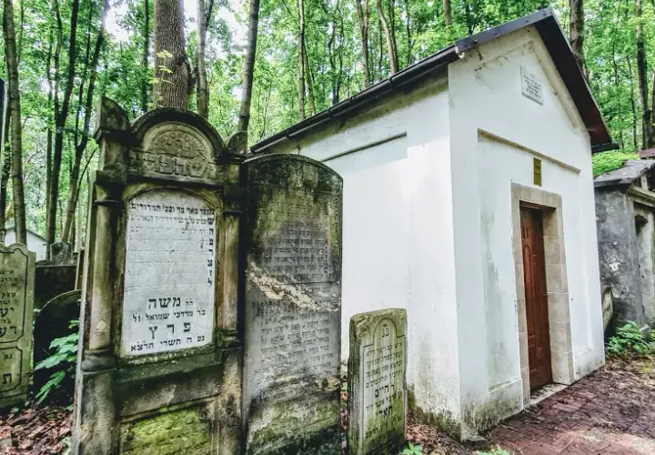 Co oznaczają kamyki na macewach? Tajemnice żydowskiej tradycji