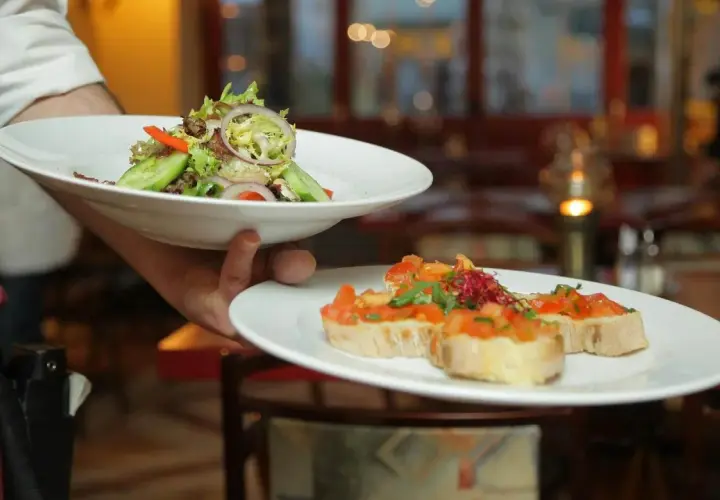 Lekki poczęstunek po pogrzebie: świeża sałatka i bruschetta z pomidorami.