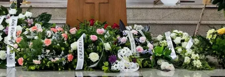 Jaki kolor kwiatów na pogrzeb? Odkryj symbolikę i wybór kwiatów