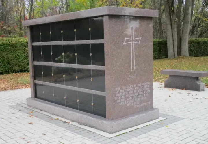 Mauzoleum z miejscami na urny. Czy można samemu przewieźć prochy zmarłego? Warto sprawdzić przepisy.