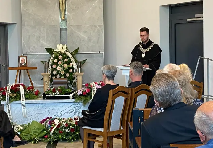 Uroczystość pogrzebu świeckiego z mową celebransa i wieńcami.