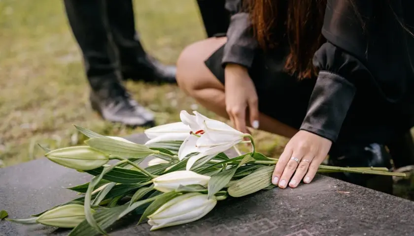 Ile dni od śmierci do pogrzebu? Poznaj ważne informacje i terminy