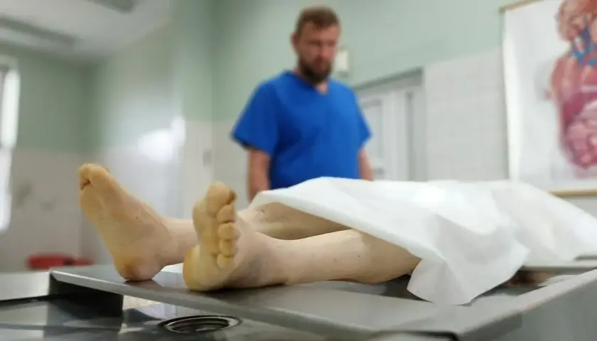 Co się dzieje z ciałem po pogrzebie? Niezwykłe etapy rozkładu