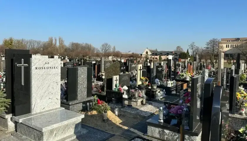 Cmentarz z nagrobkami. Zastanawiasz się, ile kosztuje piwnica na cmentarzu? Wiele zależy od materiału i wielkości.