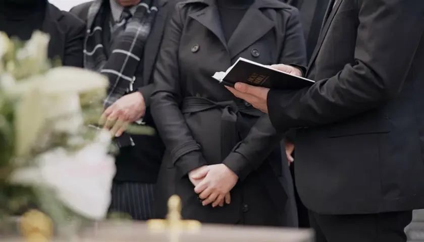 Pieniądze z OFE po śmierci męża – jak je otrzymać i uniknąć błędów