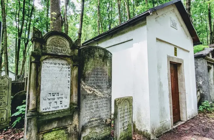 Co oznaczają kamyki na macewach? Tajemnice żydowskiej tradycji