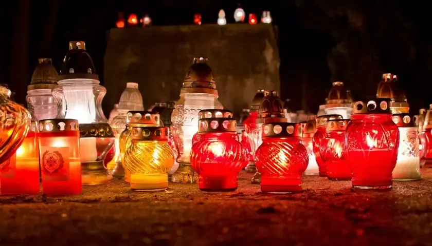 Płonące znicze na grobach. Warto pamiętać, dlaczego nie wolno palić zniczy na pogrzebie, by nie zakłócać spokoju zmarłych.