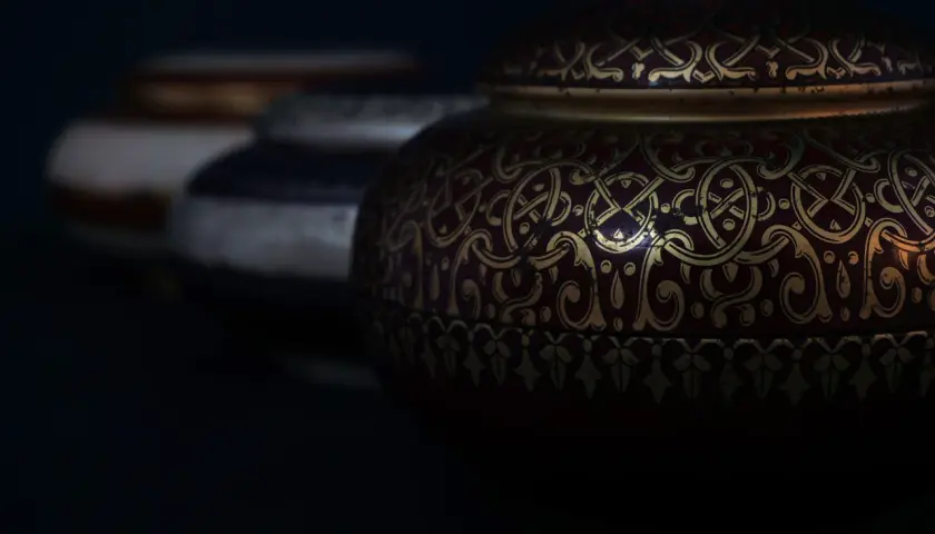 Eleganckie urny, które mogą być częścią kosztów kremacji w Niemczech.