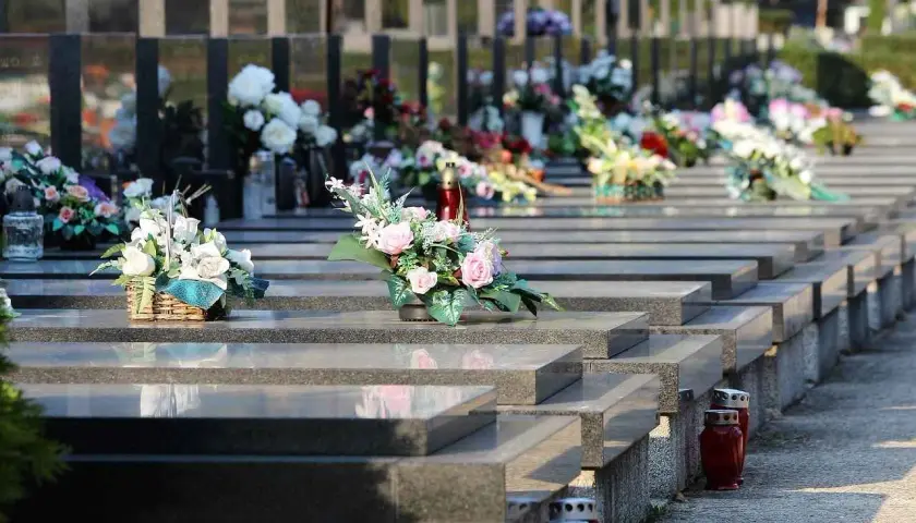Jak ozdobić pomnik na cmentarzu, aby wyrazić pamięć i szacunek