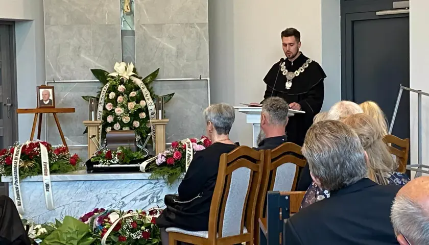 Uroczystość pogrzebu świeckiego z mową celebransa i wieńcami.