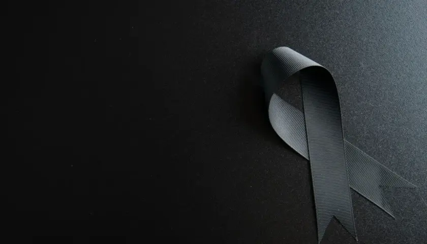Czarna wstążka symbolizuje żałobę. Ile trwa żałoba po bracie? Czasem całe życie.