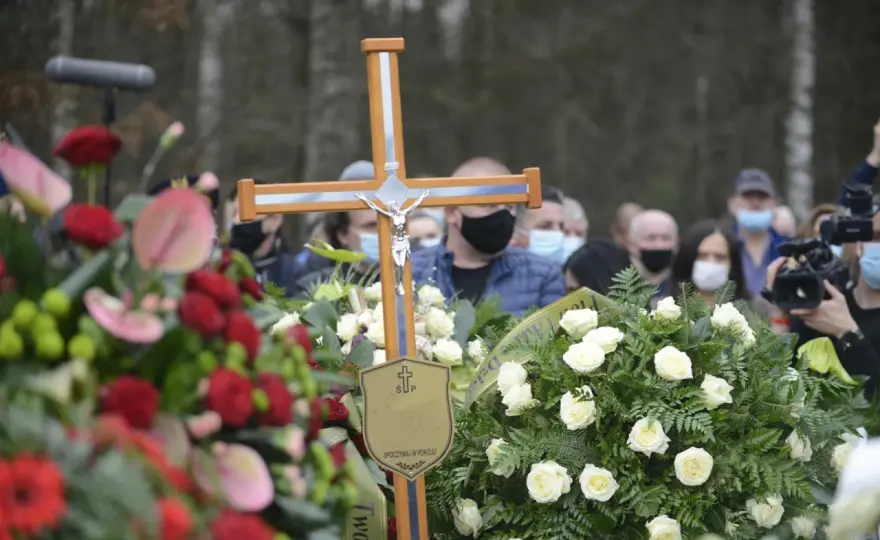 Co zrobić z krzyżem po pogrzebie? Praktyczny poradnik