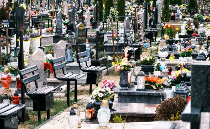 Odstąpienie miejsca na cmentarzu - Jak to zrobić dobrze?