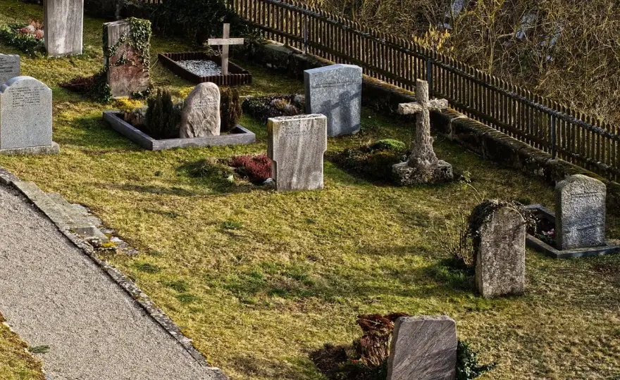 Ile urn można pochować w jednym grobie - Od czego zależy limit?