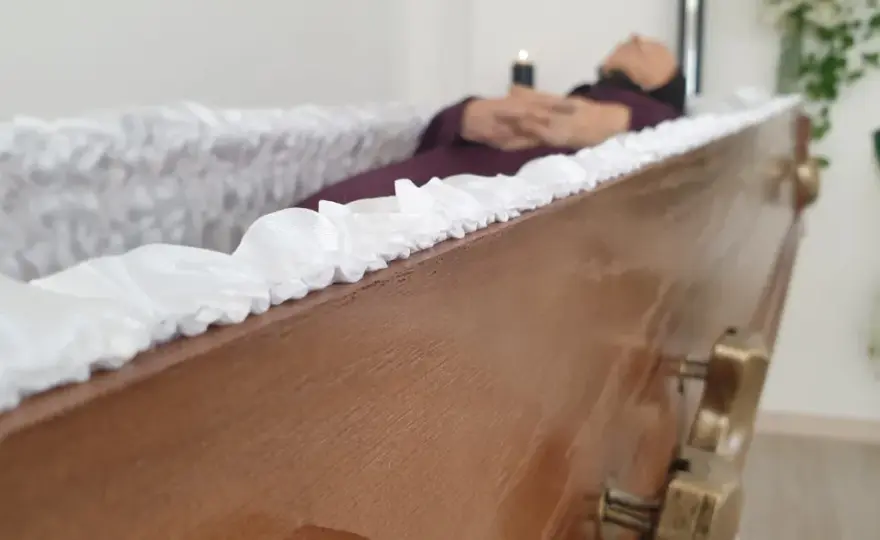 Kto ubiera zmarłego w domu - Jak godnie przygotować ciało?