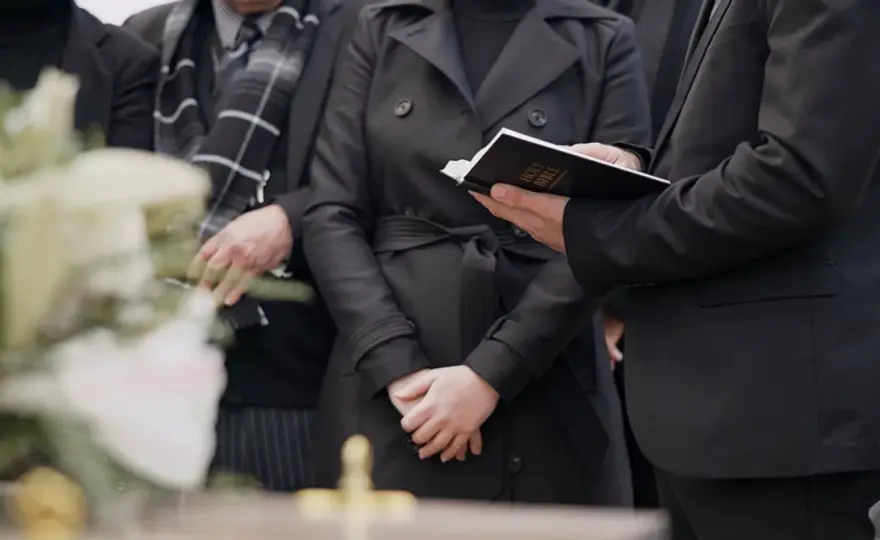 Pieniądze z OFE po śmierci męża – jak je otrzymać i uniknąć błędów