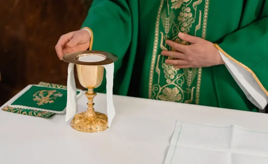Msza żałobna - jak przygotować ceremonię i co oznaczają symbole?