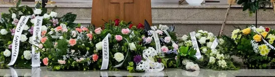 Jaki kolor kwiatów na pogrzeb? Odkryj symbolikę i wybór kwiatów