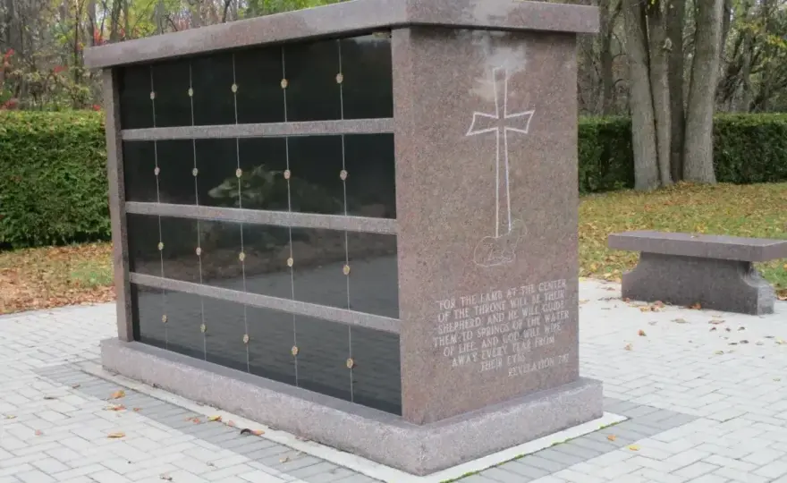 Czy można samodzielnie przewieźć urnę? Zasady i dokumenty