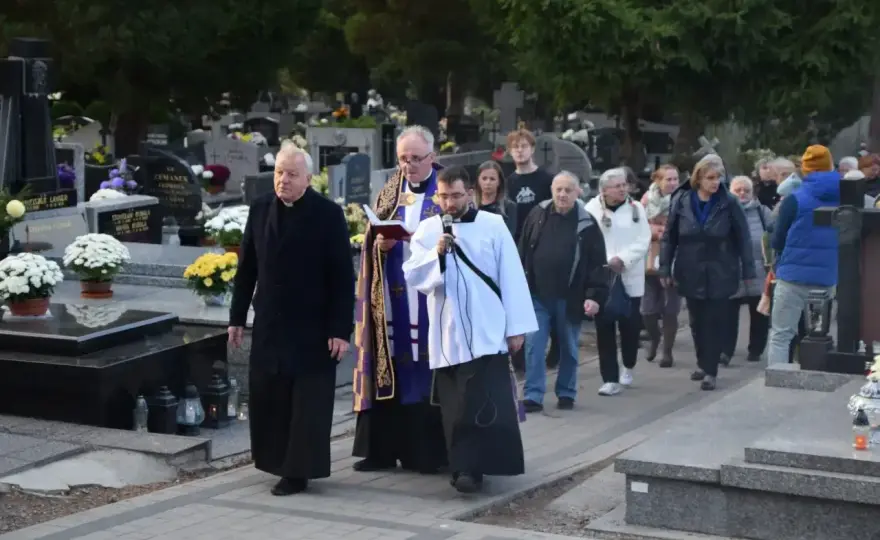 Kto niesie urnę na pogrzebie? Zasady i porady dla rodziny