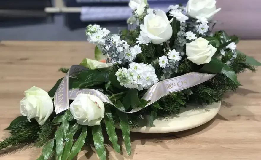 Biała róża - symbolika, znaczenie na pogrzebie i w dekoracjach
